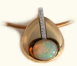 Tropfenanhnger in Gold mit einem Opal 1,88ct 10 Brill. vsi./tw 0,05ct 