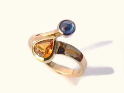 Ring, 750/ooo Gold 4,70 gr. blauer Saphir 0,61 ct, gelber Saphirtropfen 1,02 ct 