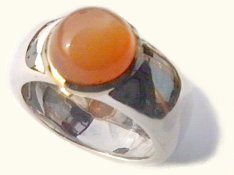 Ring Silber 925/ooo , 12,20 gr. mit einem orangefarbenem Mondstein 4,64 ct Goldfassung 750/ooo 