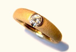 Ring 750/ooo Gold 9,0 gr. Brillant topwesselton / vsi 0,30 ct 